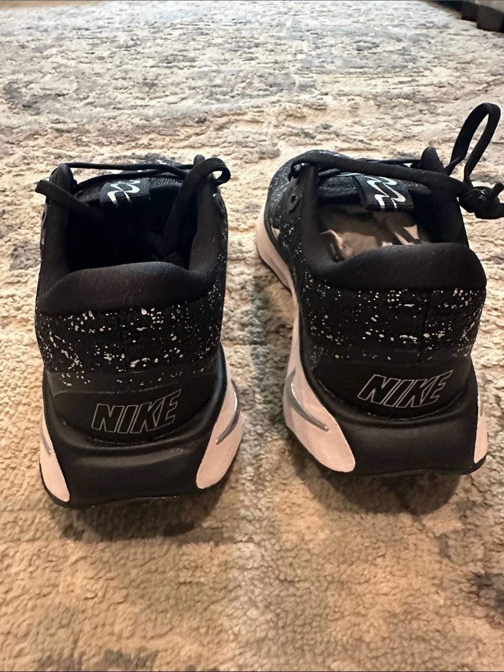 NIKE Motiva SE Walking Sneaker NIB